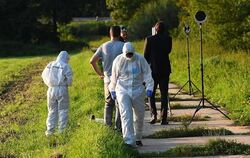 Nahe einer Autobahnanschlussstelle bei Zwingenberg in Südhessen wurde die Frauenleiche gefunden. Kriminaltechniker sichern Sp