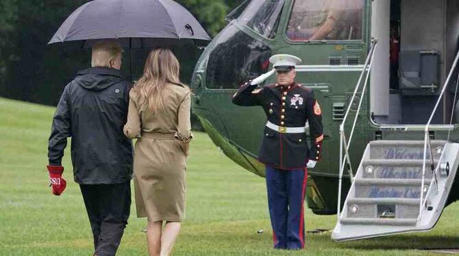 US-Präsident Donald Trump und First Lady Melania Trump verlassen das Weiße Haus in Washington, um mit dem Hubschrauber Marine On