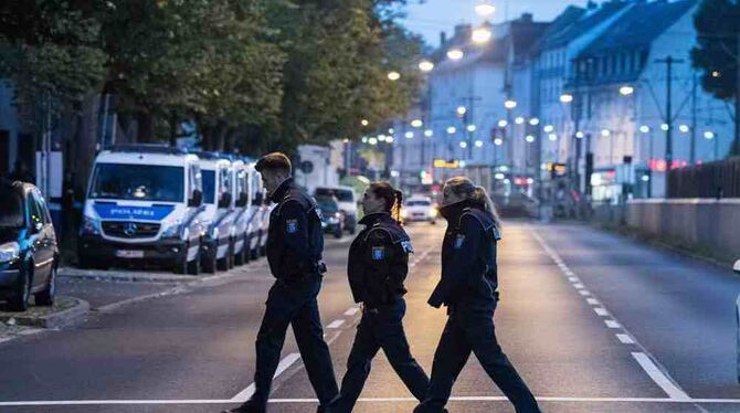Drei Polizisten gehen in Frankfurt am Main über die Straße. Eine englische Luftmine aus dem Zweiten Weltkrieg soll entschärft we