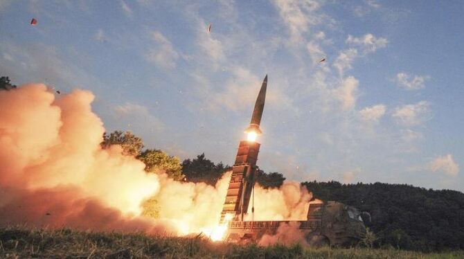 Die vom Verteidigungsministerium Südkoreas veröffentlichte Aufnahme zeigt den Start einer Hyunmoo-2-Rakete. Foto: Südkoreanis