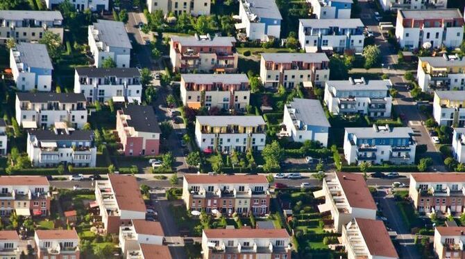 Der rasante Anstieg der Immobilienpreise in den gefragten Großstädten schwächt sich dennoch etwas ab. Foto: Ole Spata