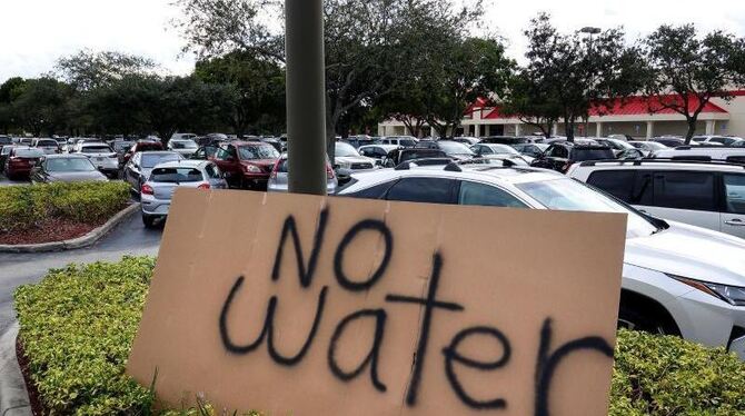 Ein Schild mit der Aufschrift »No Water« auf dem Parkplatz vor einem Supermarkt in Palm Beach Garden (Florida, USA). Foto: Ri