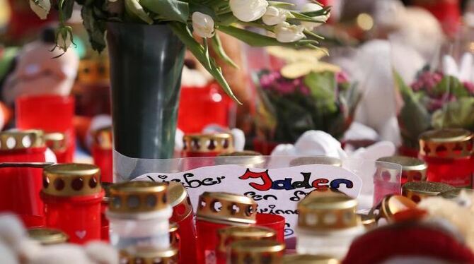 Teddybären, Blumen und Kerzen liegen im März vor dem Haus, in dem der kleine Jaden getötet wurde. Foto: Ina Fassbender