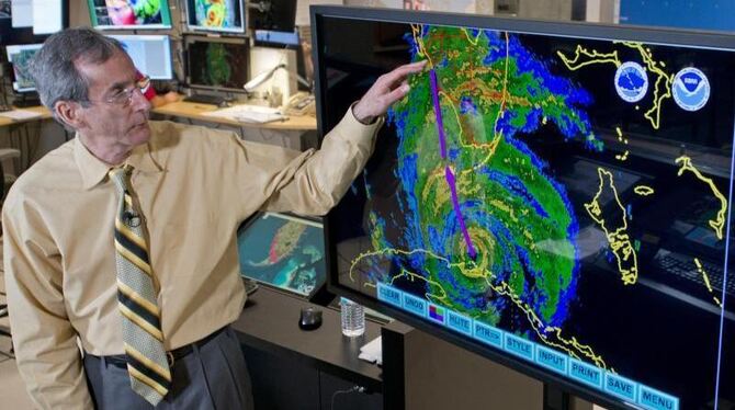 Ed Rappaport, Direktor des National Hurricane Centers in Miami, zeigt auf einer Karte die vorausgesagte Zugrichtung von Hurri