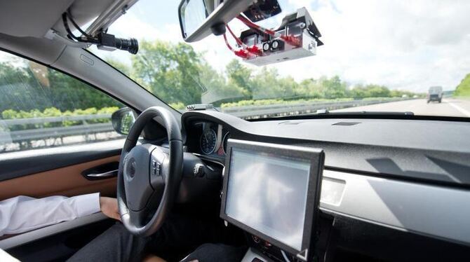 Blick in den Fahrerraum eines Wagens, der als Prototyp für autonomes Fahren genutzt wird. Foto: Daniel Naupold