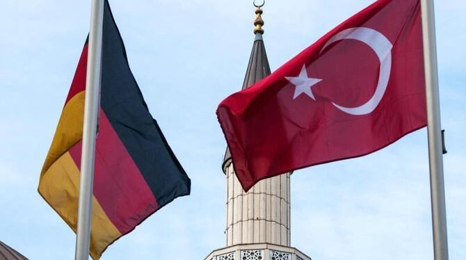 Die deutsche und die türkische Fahne vor einer Moschee in Duisburg-Marxloh. Foto: Bernd Thissen