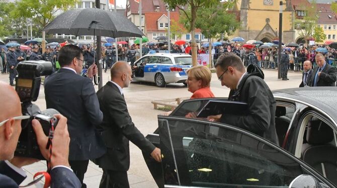 Ankunft in Reutlingen: Angela Merkel wird, fast püntklich,   direkt vor den Stadthalleneingang chauffiert.