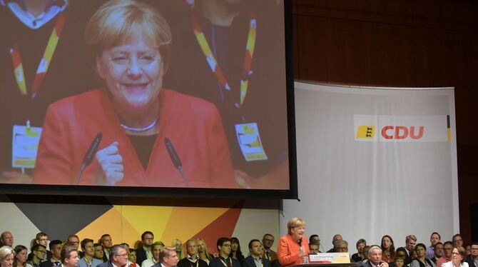 Angela Merkel in Reutlingen beim CDU-Parteitag. Auf dem Podium die regionalen CDU-Größen.