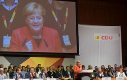 Angela Merkel in Reutlingen beim CDU-Parteitag. Auf dem Podium die regionalen CDU-Größen.