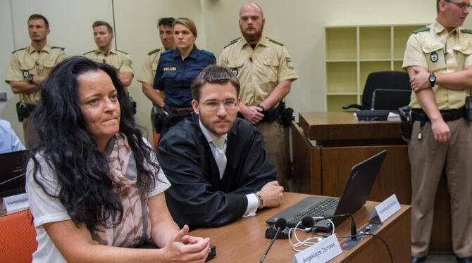 Die Angeklagte Beate Zschäpe neben ihrem Anwalt Mathias Grasel. Foto: Peter Kneffel