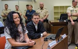 Die Angeklagte Beate Zschäpe neben ihrem Anwalt Mathias Grasel. Foto: Peter Kneffel