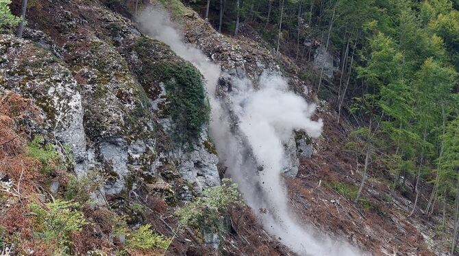 Sprengung im September: Die Trümmer eines 30 Tonnen schweren Felsbrockens rauschen Richtung Holzelfinger Steige.