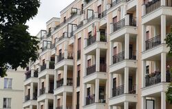 Neugebaute Wohnhäuser in Berlin: Laut einer aktuellen Studie müssen rund vier von zehn Haushalten in Deutschlands Großstädten