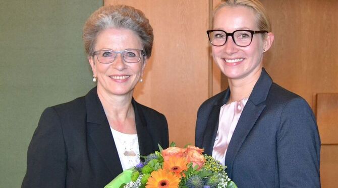Jetzt ist es offiziell: OB Barbara Bosch (links) hat die neue Leiterin des kommunalen Gebäudemanagements, Katja Büchel, ins Amt