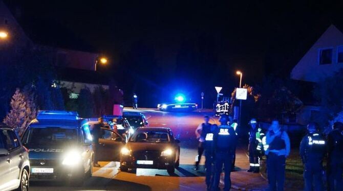 Polizeifahrzeuge stehen am Tatort in Villingendorf in Baden-Württemberg: In einem Wohnhaus sind ein Mann, eine Frau und ein s