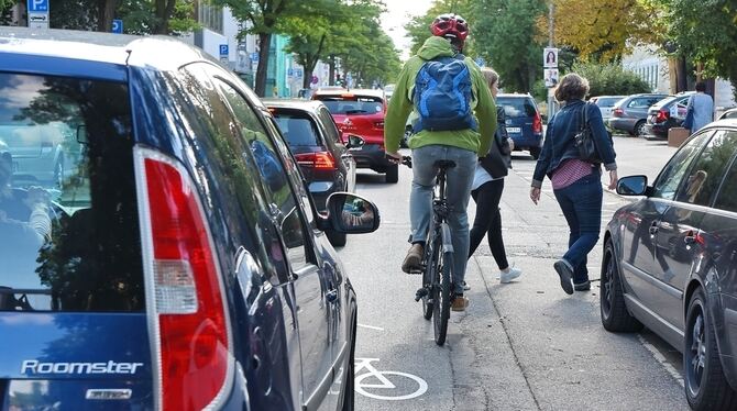 Dürfen Autofahrer  die weißen Rad-Piktogramme auf der Kaiserstraße überrollen? Amtliche Antwort: Sie dürfen.