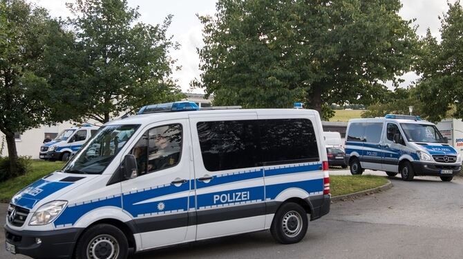 Polizeibusse fahren nach dem Familiendrama mit drei Toten durch Villingendorf.