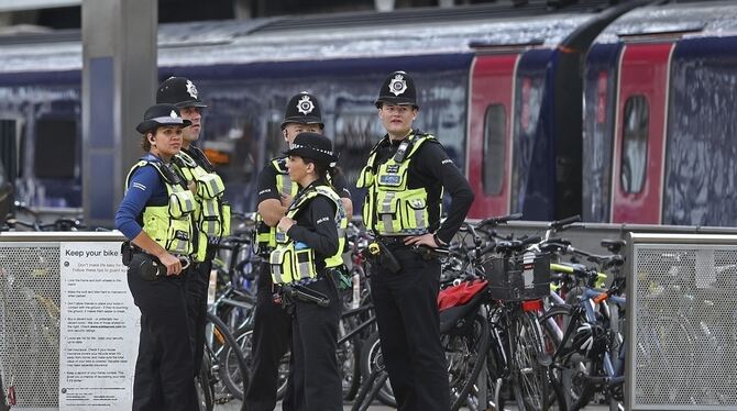Polizisten am Paddington-Bahnhof in London.
