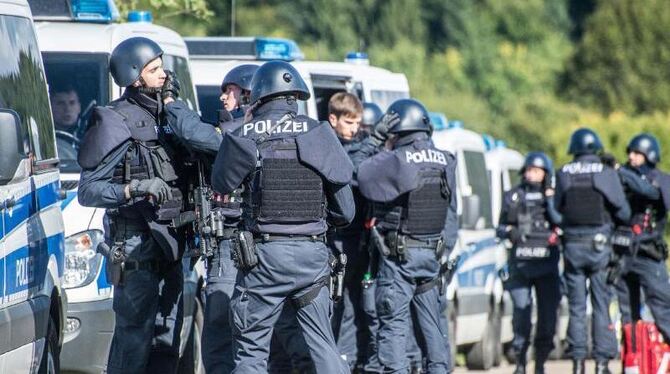 Ein Großaufgebot der Polizei sucht nach dem Tatverdächtigen von Villingendorf. Foto: Sven Friebe/SDMG