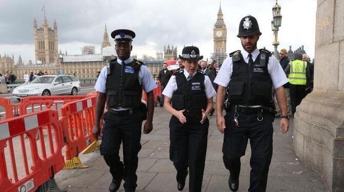 Polizisten auf der Westminster Bridge in London. Foto: Jonathan Brady/PA Wire