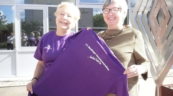 Barbara Dürr (links) und Christiane Koester-Wagner mit dem neuen Spendenmarathon-Shirt.