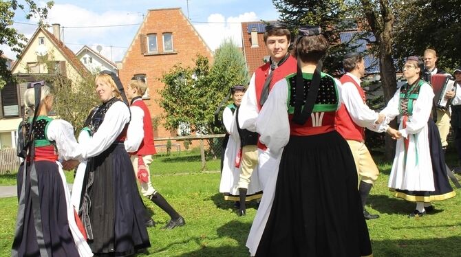 Die Volkstanzgruppe des Schwäbischen Albvereins Betzingen  führte auf dem Rasen historisch-schwäbische Tänze vor. FOTO: SPIESS