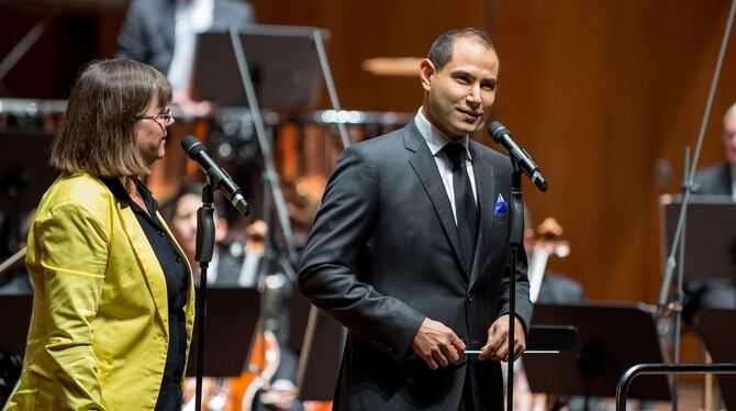 Chefdirigent Fawzi Haimor mit Moderatorin Anette Sidhu-Ingenhoff und der Philharmonie in der Stadthalle.
