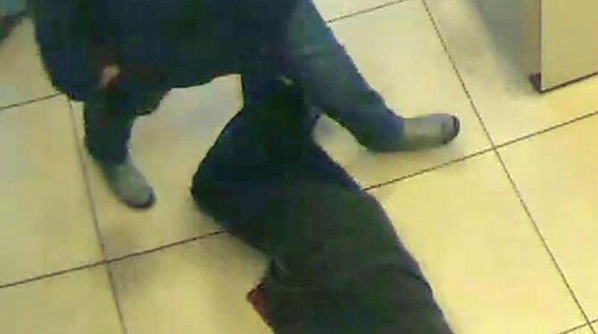 Eine Überwachungskamera im Vorraum der Bank hatte den aufsehenerregenden Fall dokumentiert. Foto: Polizei Essen