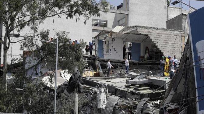 Rettungskräfte und Freiwillige suchen in den Trümmern eines eingestürzten Hauses in Mexiko-Stadt nach Verschütteten. Foto: Re