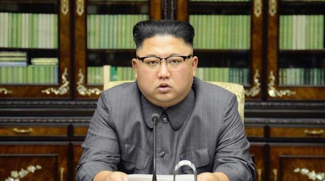 Nordkoreas Machthaber Kim Jong Un verliest eine Erklärung zu US-Präsident Trump. Foto: KCNA/KNS/AP