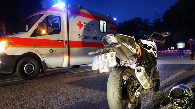 Der junge Motorradfahrer kam mit schweren Verletzungen in eine Klinik.