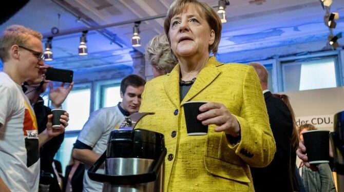 Wach bleiben für den Endspurt: CDU-Chefin Angela Merkel holt Kaffee für die Wahlkampfhelfer. Foto: Michael Kappeler