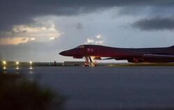 Ein Langstreckenbomber vom Typ Rockwell B-1 wird der auf dem Andersen Air Force Stützpunkt auf der Insel Guam startbereit gem
