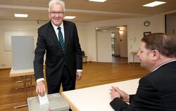 Der baden-württembergische Ministerpräsident Winfried Kretschmann gibt in Laiz bei Sigmaringen seine Stimme für die Bundestagswa