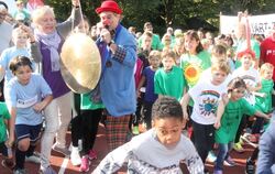Barbara Dürr und Clown Clip geben das Startzeichen. Aber die Kids waren da schon nicht zu halten.