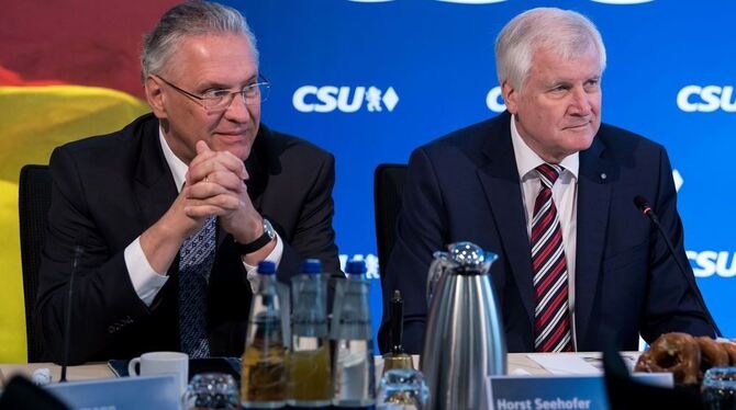 Der bayerische Ministerpräsident Horst Seehofer (r, CSU) und der bayerische Innenminister Joachim Herrmann (CSU) sitzen am in Mü