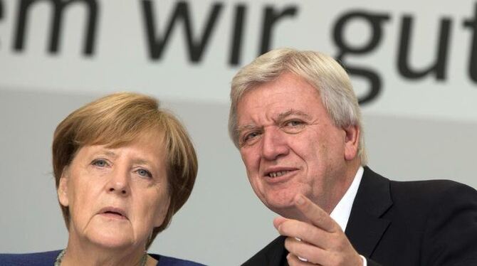 Bundeskanzlerin Angela Merkel und Hessens Ministerpräsident Volker Bouffier. Foto:Frank Rumpenhorst