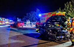 Rettungskräfte und zwei verunfallte Autos stehen auf der Autobahn 81 bei Mundelsheim. Bei dem schweren Unfall mit insgesamt sech