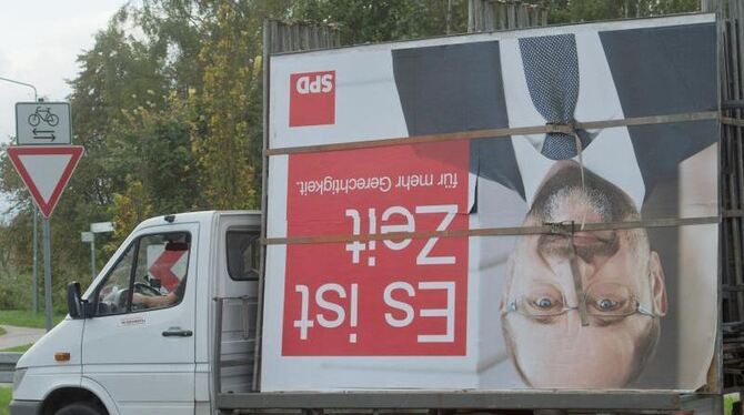 Martin Schulz wird abtransportiert: Der SPD-Vorsitzende übernimmt die Hauptverantwortung für die schwere Niederlage. Foto: St