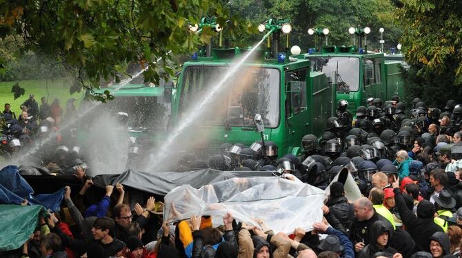 Ein Wasserwerfer spritzt am 30.09.2010 im Schlossgarten in Stuttgart (Baden-Württemberg) auf Demonstranten, die gegen die geplan