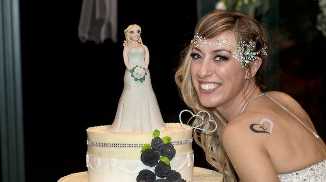 Solo-Braut Laura Mesi, die sich selbst geheiratet hat, feiert in Vimercate (Italien) auf ihrer Hochzeitsfeier. Für die Märchenho