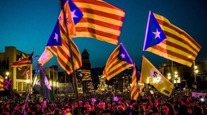 Am Ende einer Veranstaltung zur Unterstützung des Referendums werden in Barcelona katalanische Fahnen geschwenkt. Foto: Matth