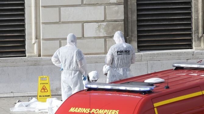 Mitglieder der Spurensicherung untersuchen in Marseille (Frankreich) vor dem Bahnhof den Tatort. Bei einer Messer-Attacke in Mar