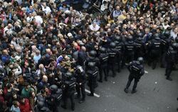 Einheiten der spanischen Nationalpolizei hindern Menschen daran, ihre Stimme beim Referendum abzugeben. Foto: Emilio Morenatt