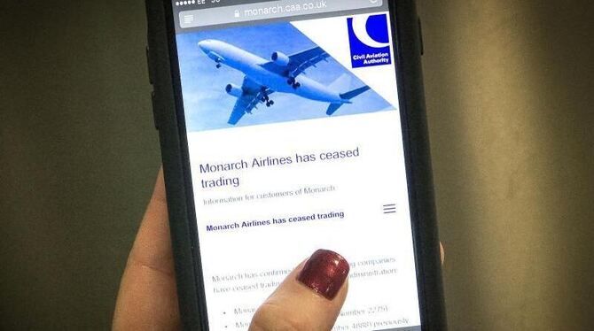 Auf dem Display eines Smartphones ist die Webseite der insolventen britischen Fluggesellschaft Monarch Airlines aufgerufen. F
