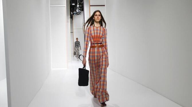 Mit weit geschnittenen Hosen durch enge Gänge: Hermès bei der Modewoche in Paris. Foto: Francois Mori
