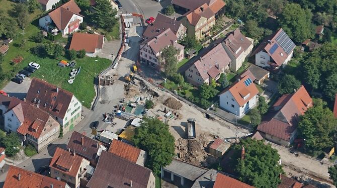 Die Arbeiten für die neue innerörtliche Verkehrsachse in Walddorf kommen gut voran. Die Gemeinde investiert dort nach Abzug der