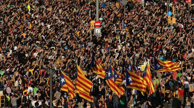 Demonstranten stehen in der katalanischen Regionalhauptstadt Barcelona (Spanien) auf dem Universitätsplatz und singen die katala