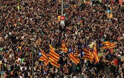 Demonstranten stehen in der katalanischen Regionalhauptstadt Barcelona (Spanien) auf dem Universitätsplatz und singen die katala