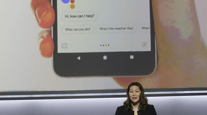 Sabrina Ellis von Google spricht im SFJAZZ Center in San Francisco über das Google Pixel 2 Smartphone. Foto: Jeff Chiu